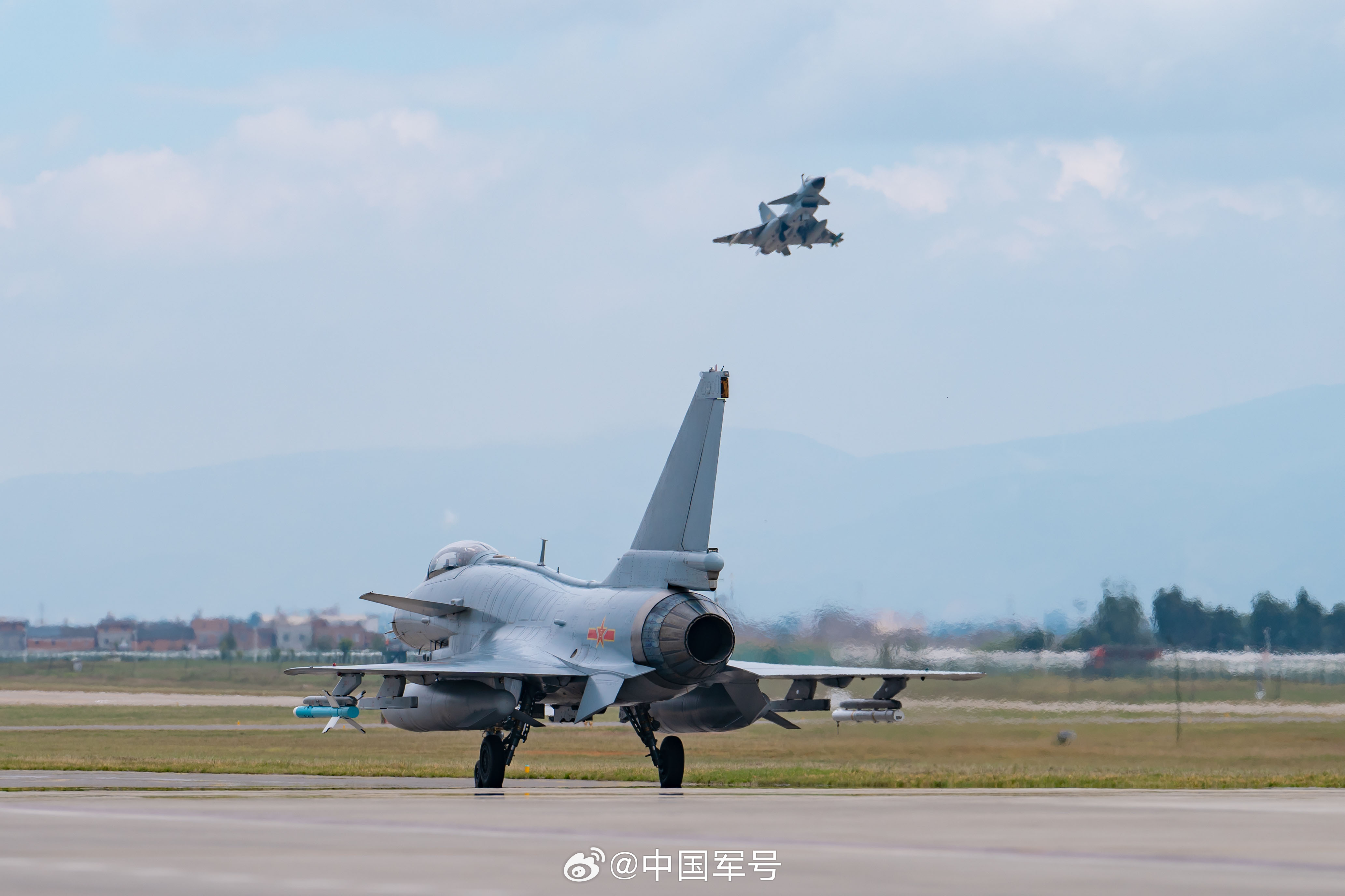【歼10飞行训练霸气值拉满】近日，南部战区空军某航空兵部队严密组织飞行训练。此次