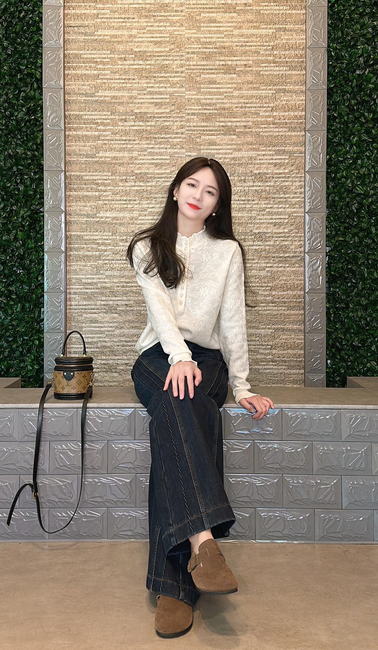 好想再年轻一次，带着现在的脑子，
带着现在的阅历，带着现在的通透...打底衫蕾丝