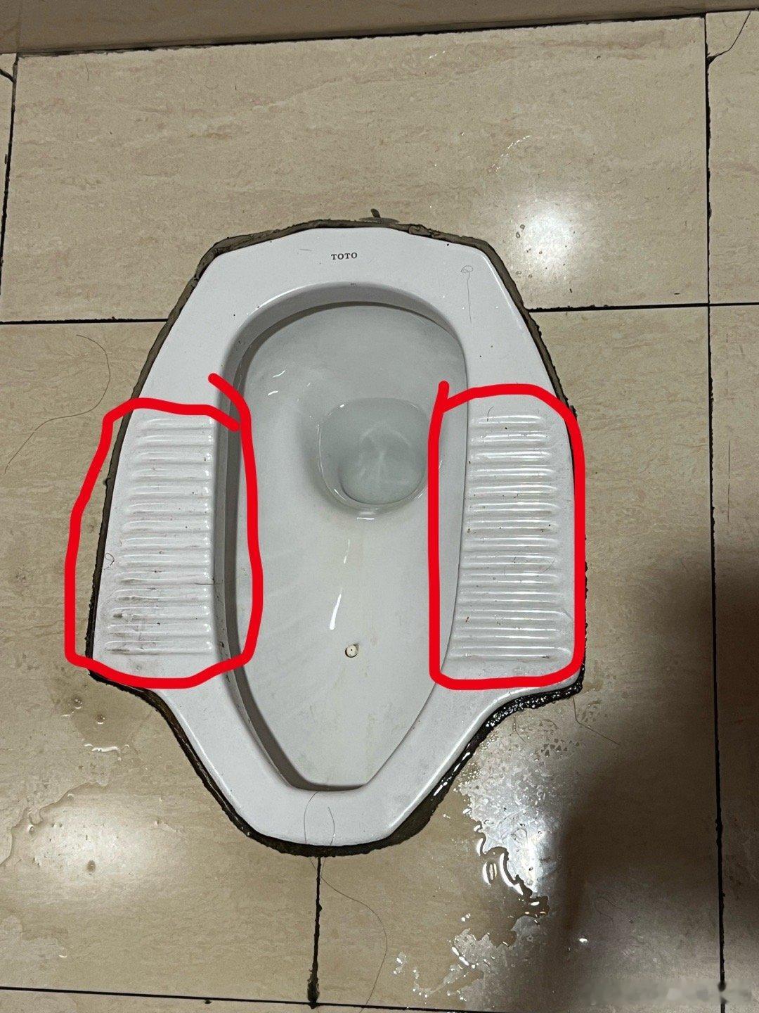反人类设计  这种蹲便对于男性极其不友好，脚踩它的防滑筋（红圈）图1便便砸下去，
