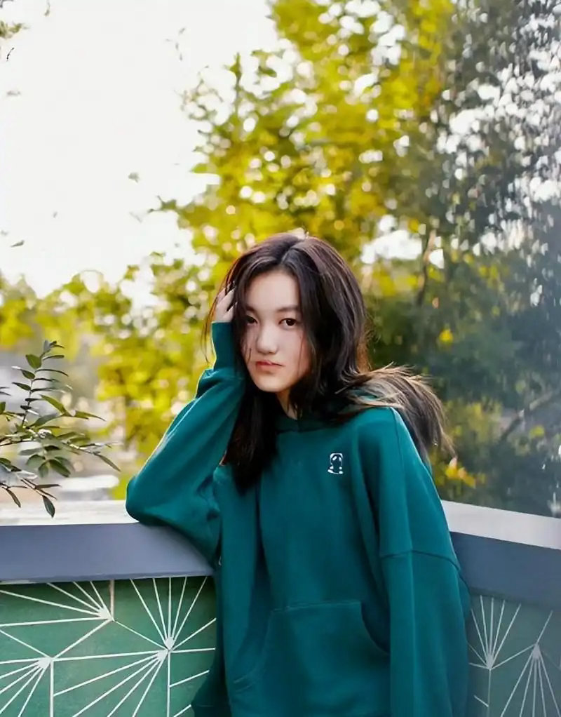 窦靖童阿那亚音乐节开唱，王菲李嫣低调到场助威，宋妍霏也现身了 ​​​