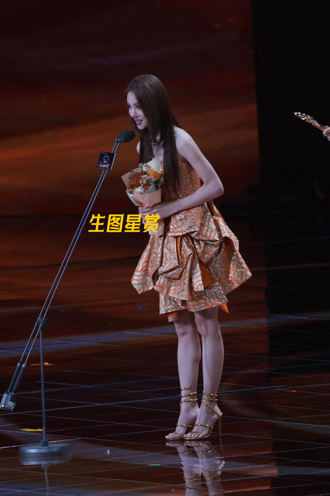 金晨微博之夜内场look，金光熠熠🌟 ​​​
