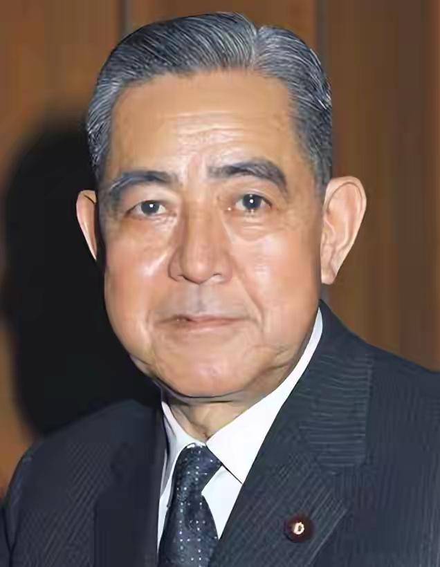 日本要想和平发展，两条底线绝不能踩踏：一、无核三原则；二、不能干涉包括中国在内所
