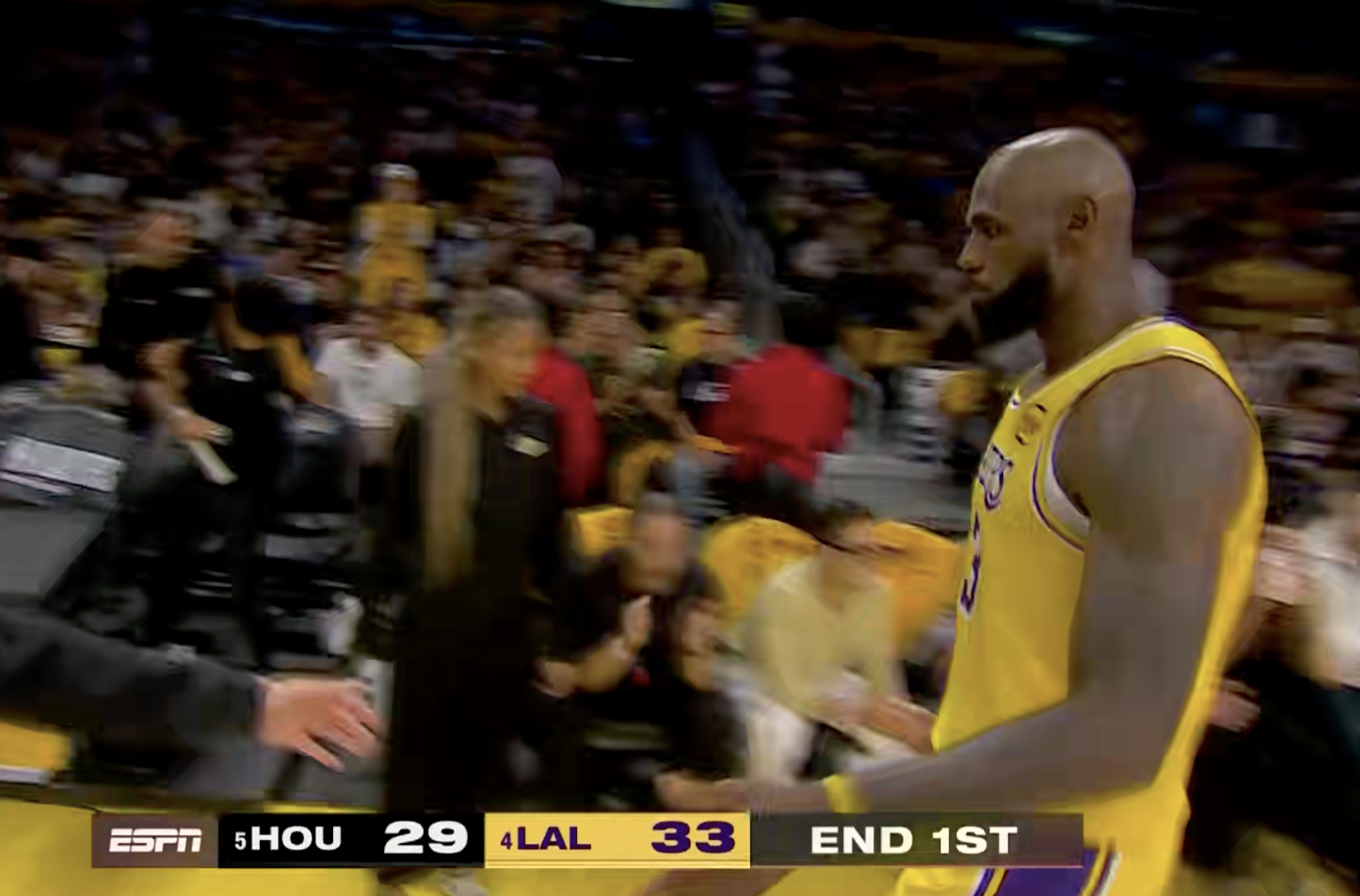 第一节结束，湖人33-29火箭，怎么说？詹姆斯4分2篮板8助攻1抢断，肯纳德11