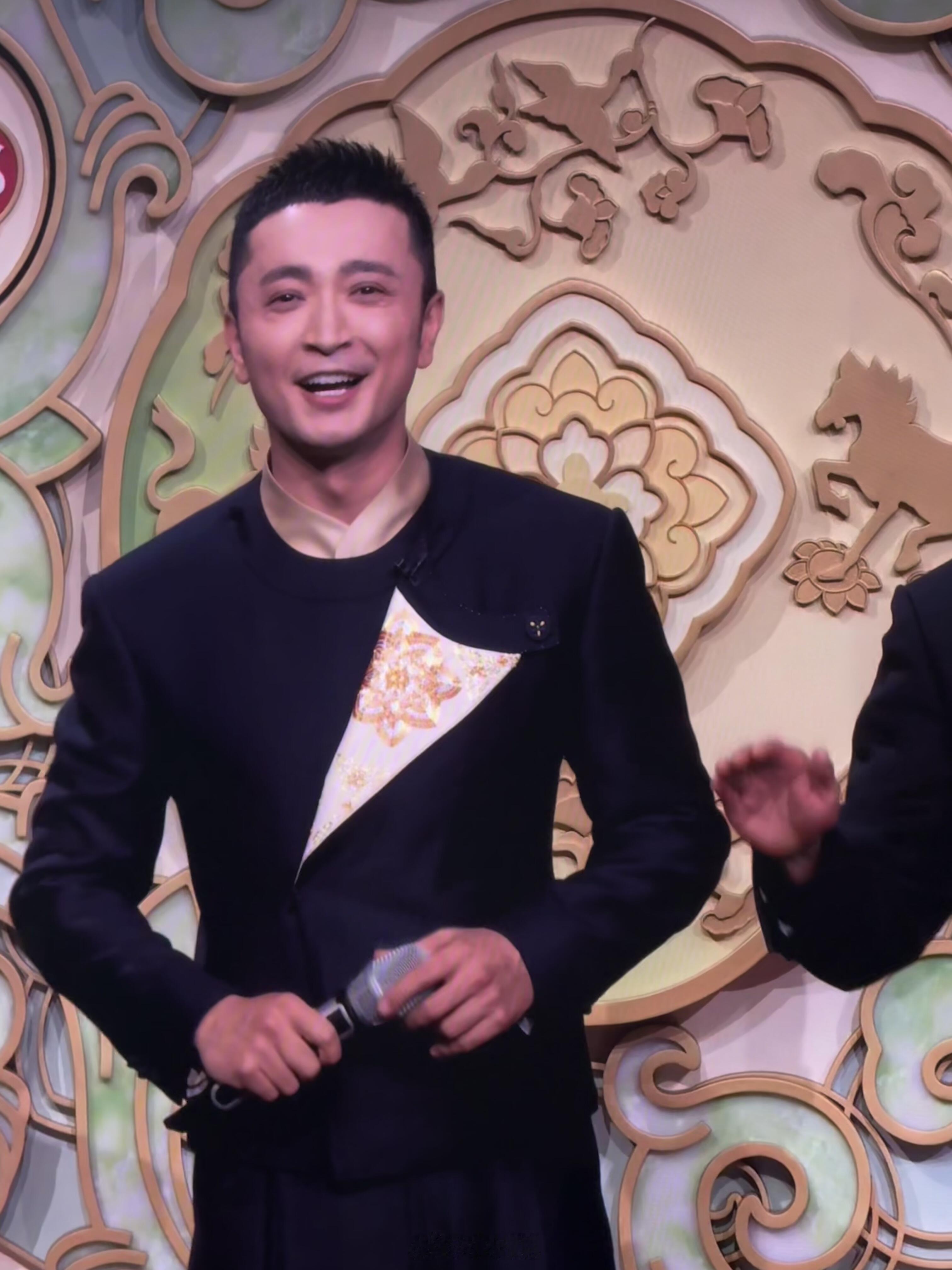 尼格买提穿的是圆领袍元素的衣服？里边交领？ 尼格买提‖春晚‖ 