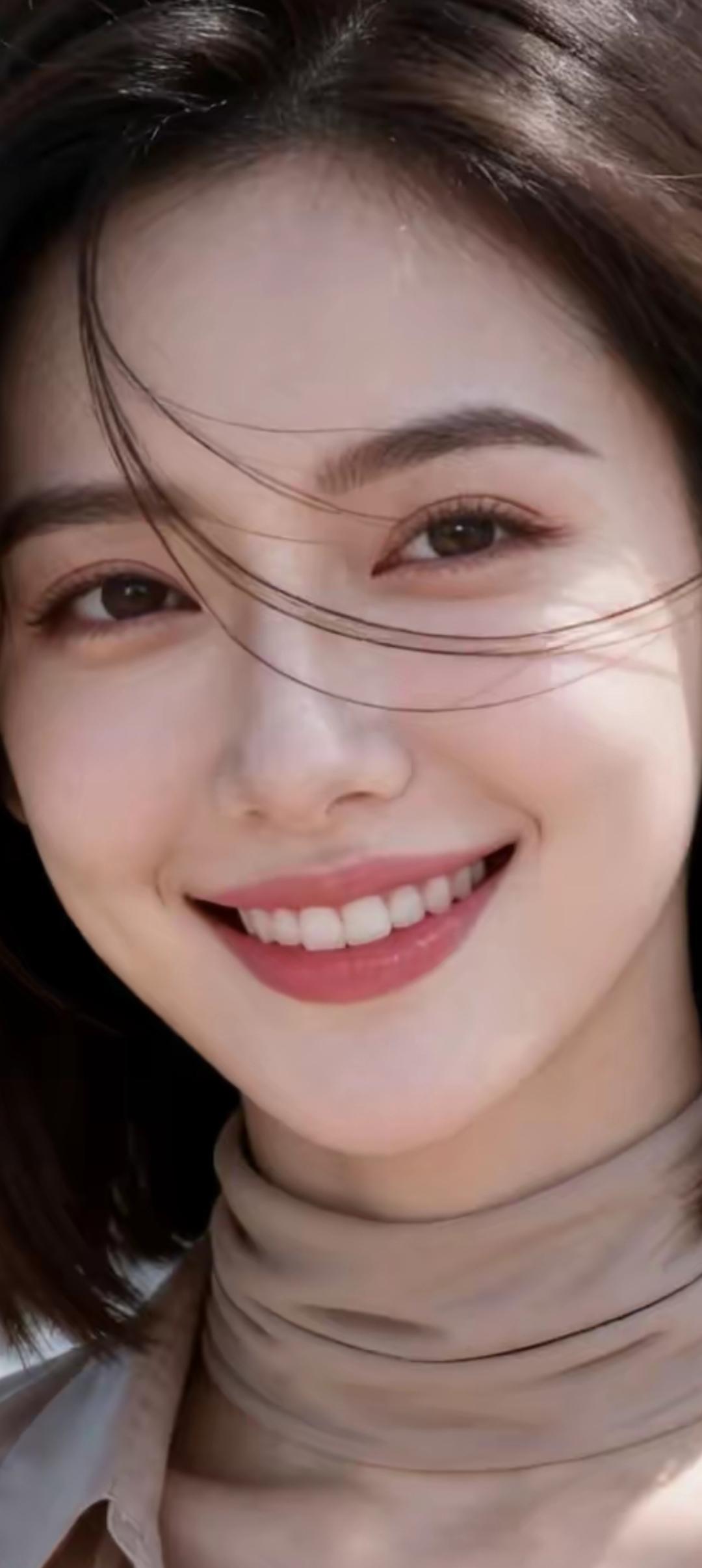 阳光下的微笑，温暖如初的美好时光。🌞😊