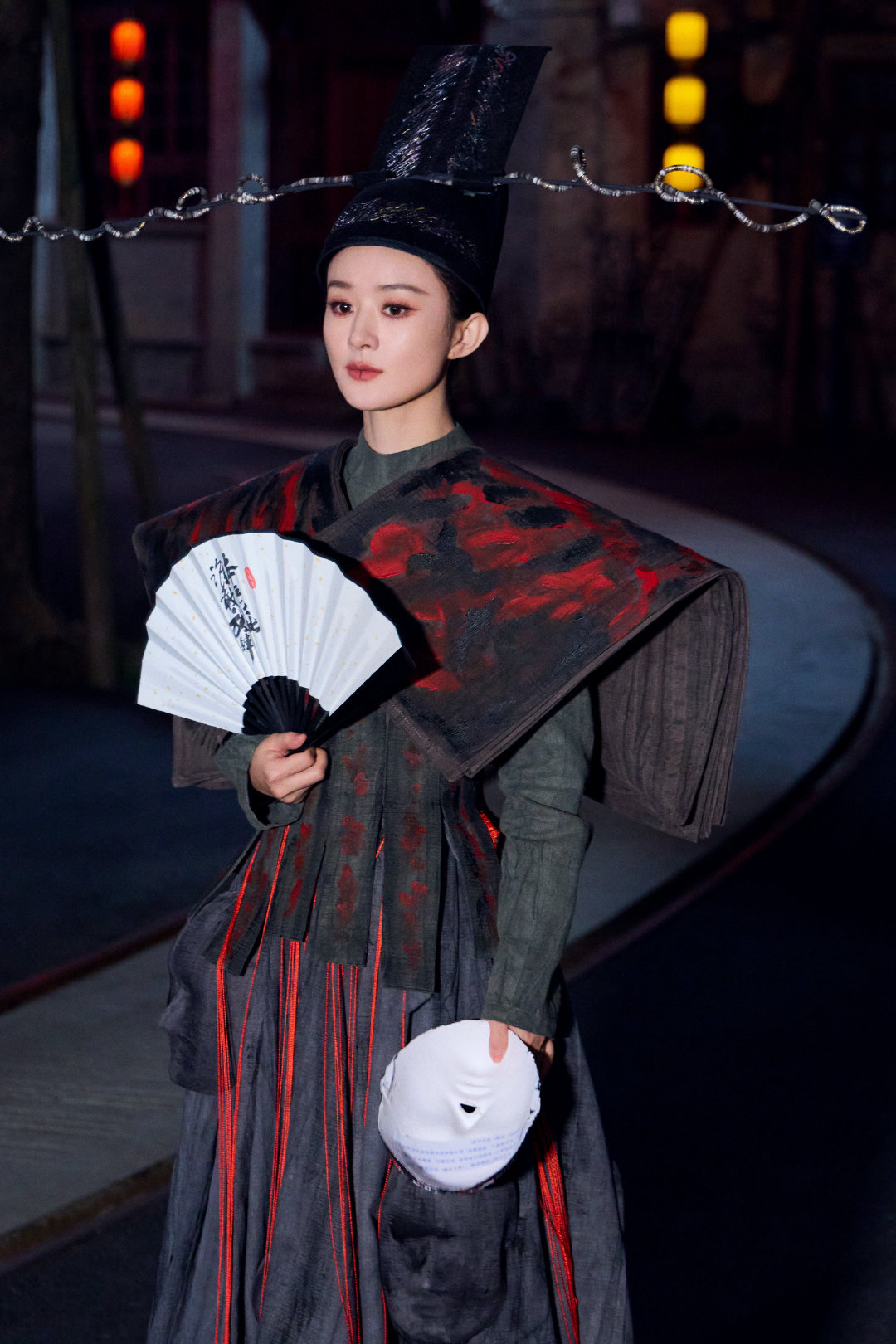 #赵丽颖黑衣新娘妆# 糟糕，又被赵丽颖硬控住了[晕]黑衣新娘妆，红色花轿、人脸黑