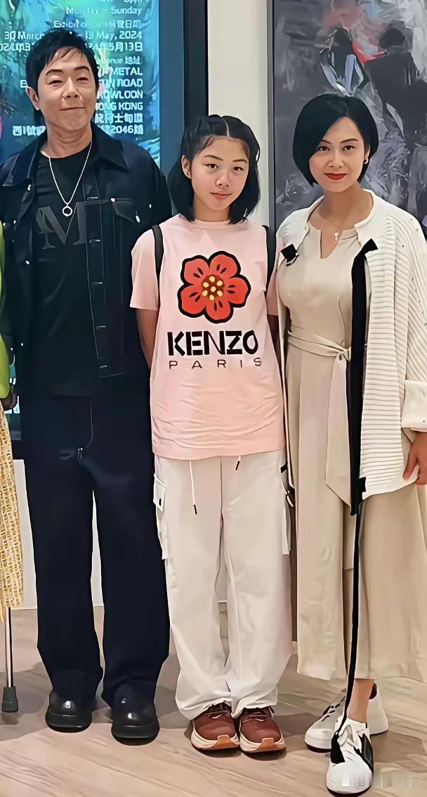 朱茵和黄贯中的女儿黄莺从小就长得像爸爸，长大之后，身高没有长多高，随了妈妈。很多