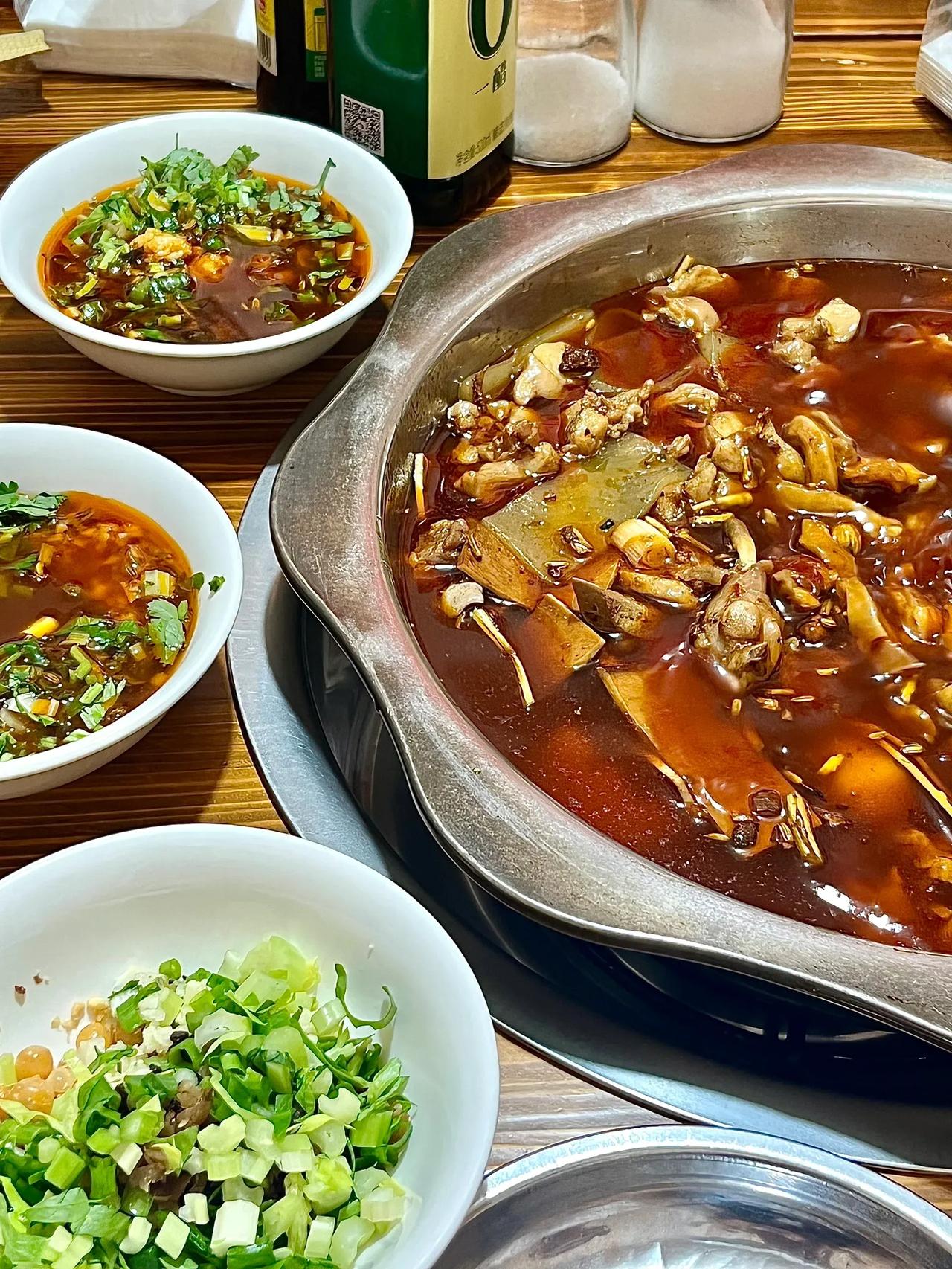 藏在老小区里的火锅兔🍲🐰

店名：竹园火锅兔！
地址📍：武侯区天仁北二街（