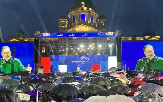 数十万人雨中集结，听武契奇发表告别演讲，武契奇呼吁：民众团结一致，抵御危机
武契