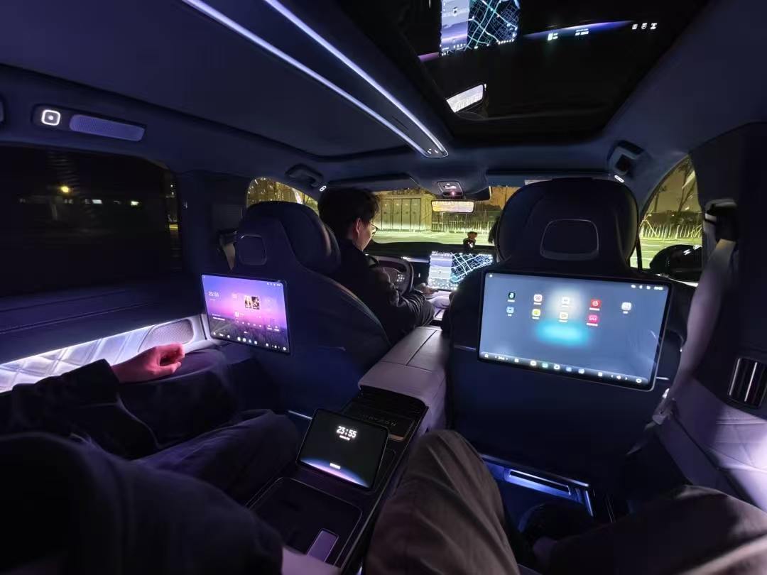 “ES9不是发布了之后嘛，其实最近有很多大哥掉头回来买ET9，其实中间有个很尴尬