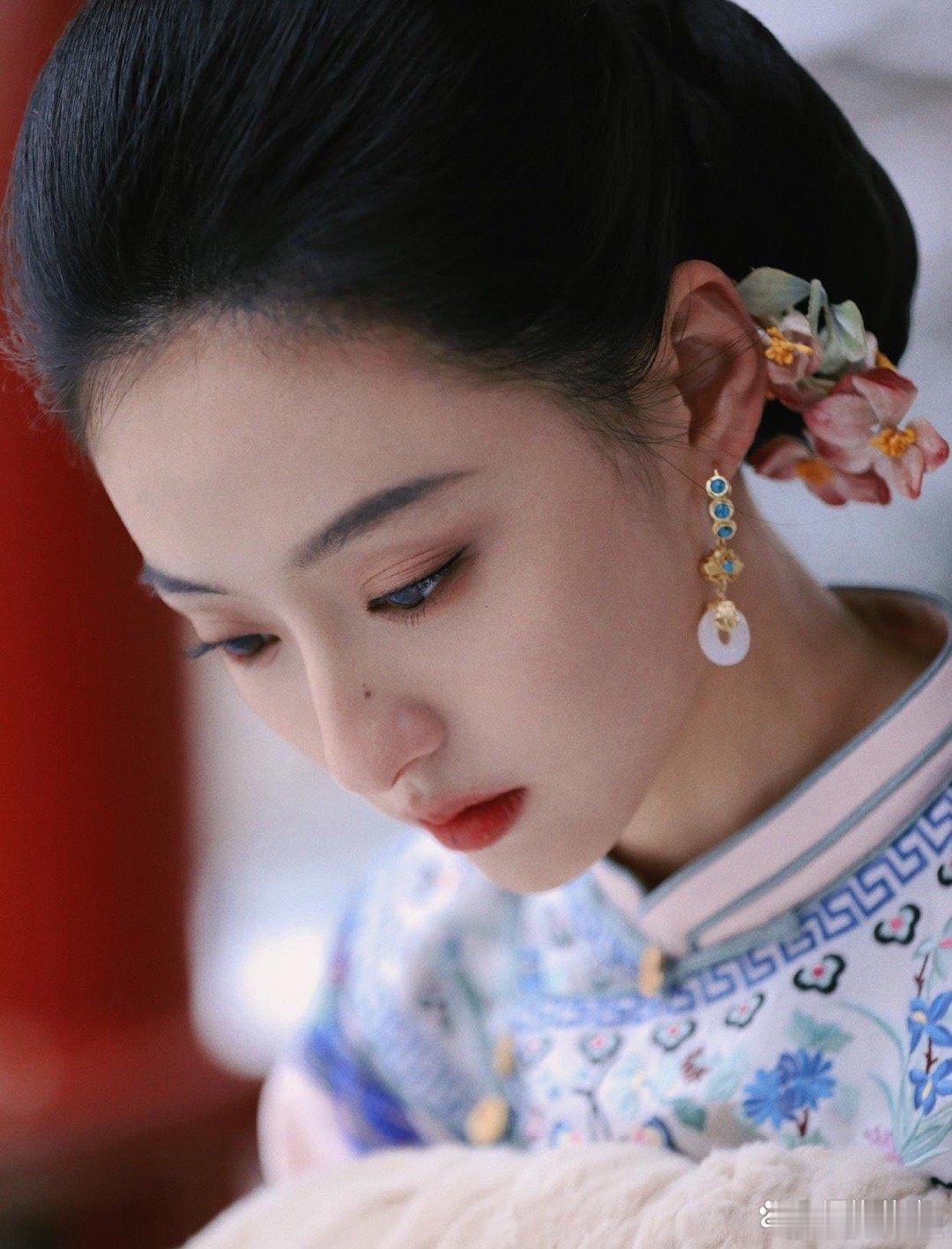 胡连馨的清宫装让她如同仙子般动人，清新脱俗的气质与华丽服饰完美融合，让人忍不住想