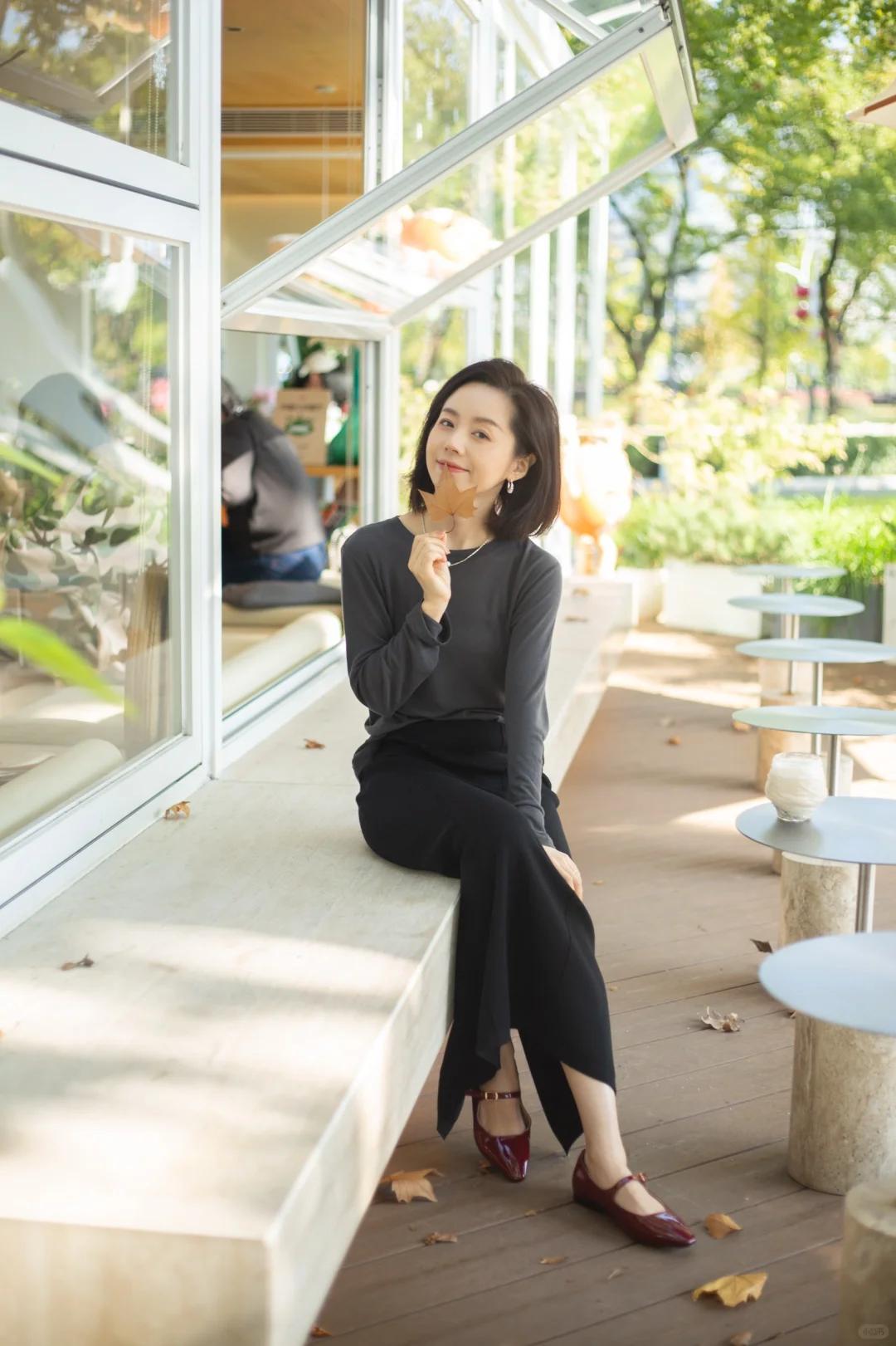 41岁短发中年少女的秋日格蕾系穿搭~

深色系穿搭非常适合秋季，深灰色+黑色，用
