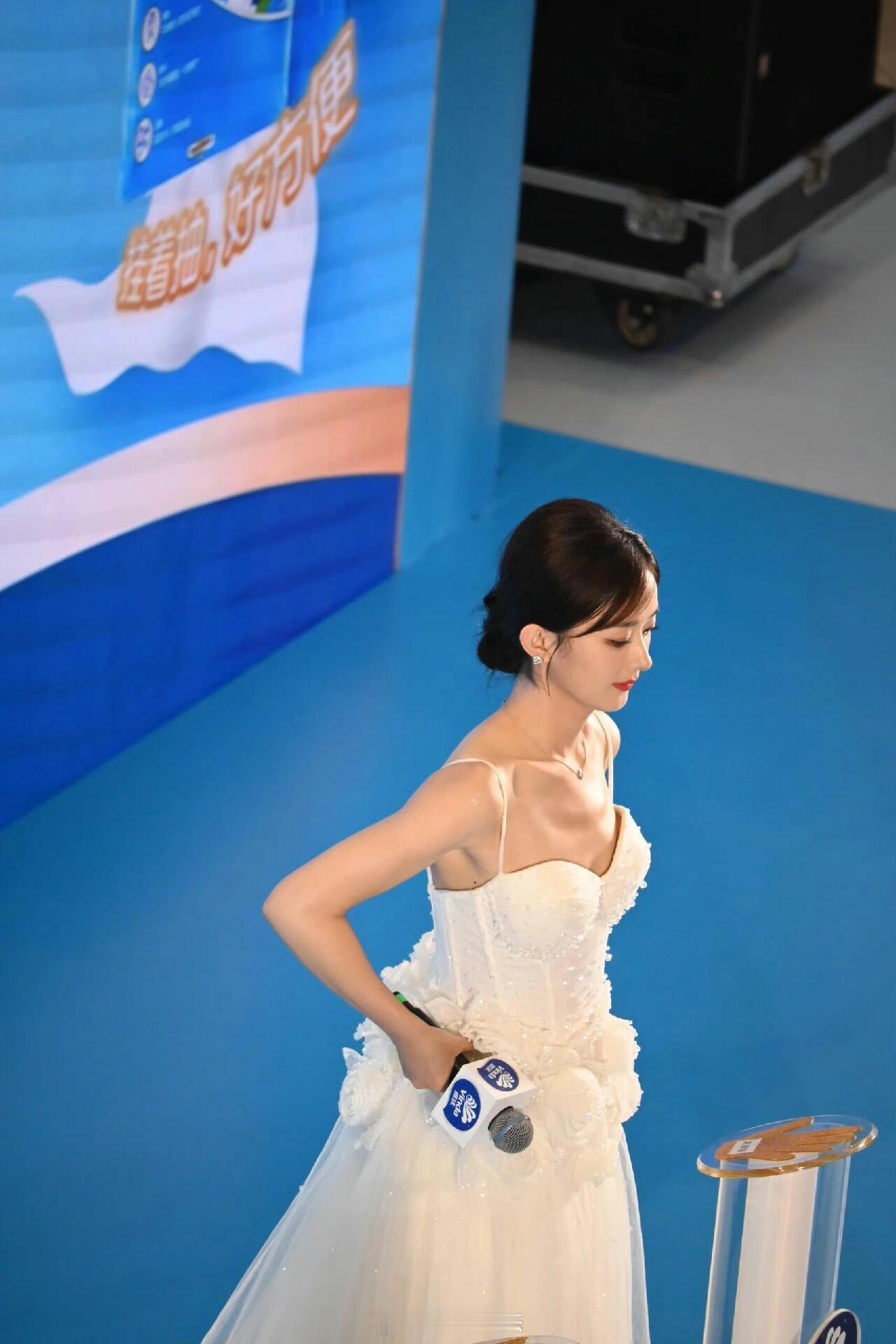 路人视角下的她这个时候就要说了：小丽小丽你怎么这么美 