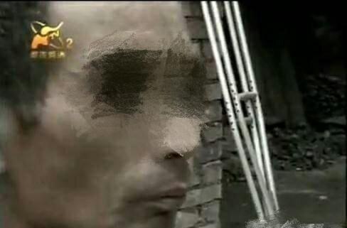 【向硬汉崔松旺致敬】他连续四天在火车站假扮智障人，拣烟头、抢食地摊上吃剩的凉皮，