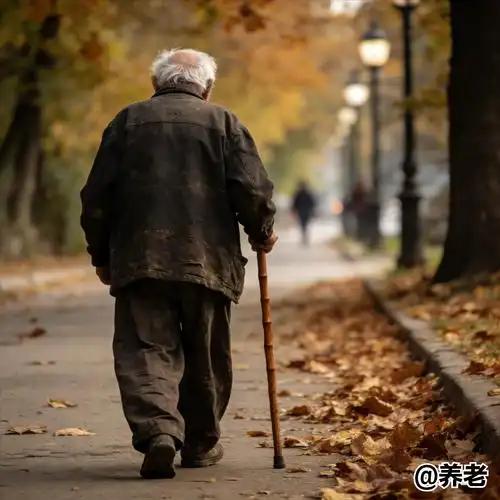 他能养大两个儿子，而两个儿子却养不了一个老人。
 
他跪在爸妈坟前告状，只因被两