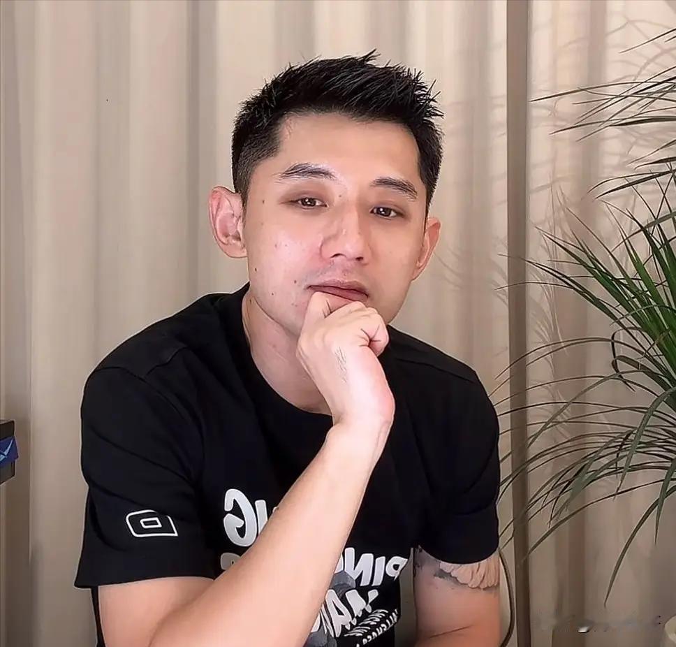 张继科太敢说了，
直言：
其实王楚钦并不想当什么队长，
太扎眼了，

果不其然，