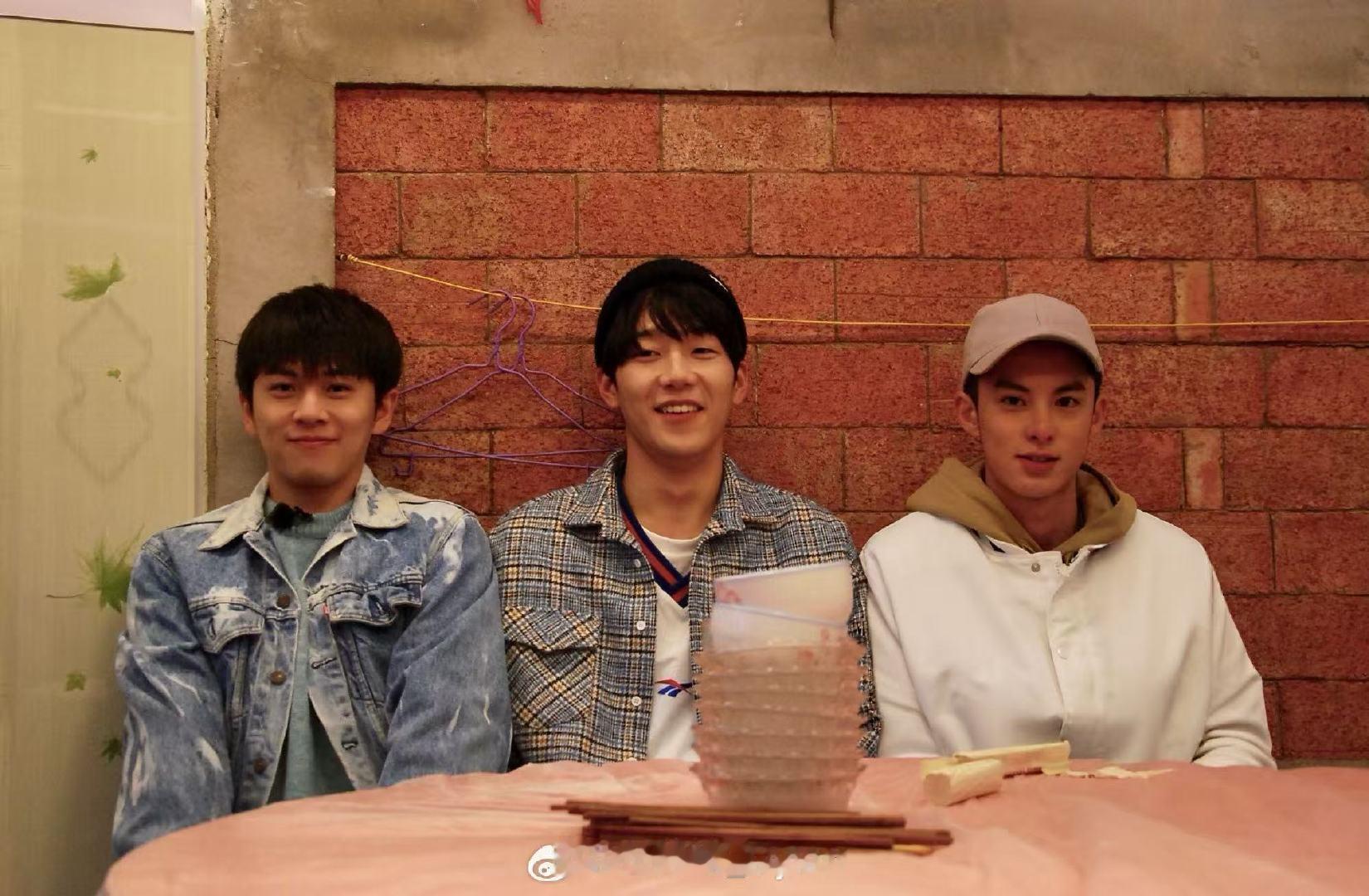 王鹤棣一些8年前的古人智慧 王鹤棣热烈欢迎初代同事来传递一些8年前的“古”人智慧