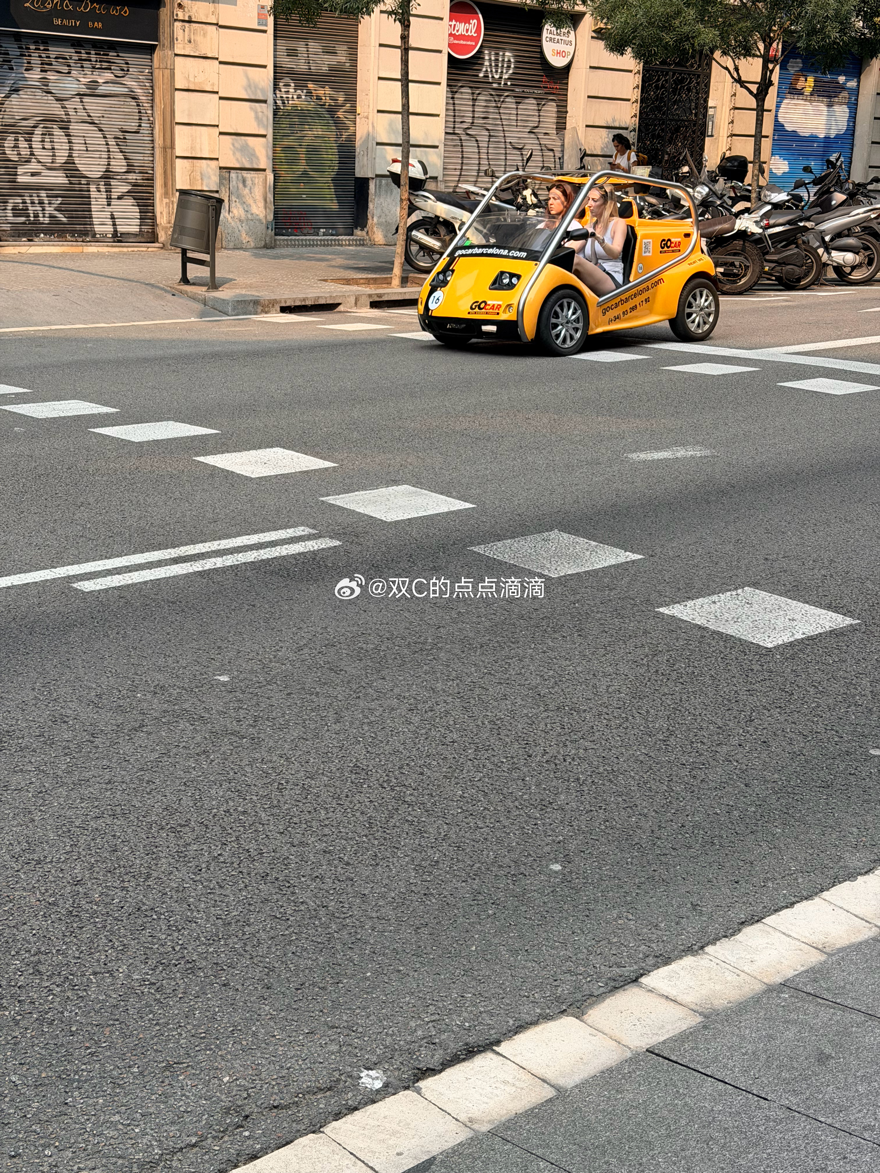 这个车是可以租来玩儿一天的在路上可以开但天气太热 肯定晒完了 