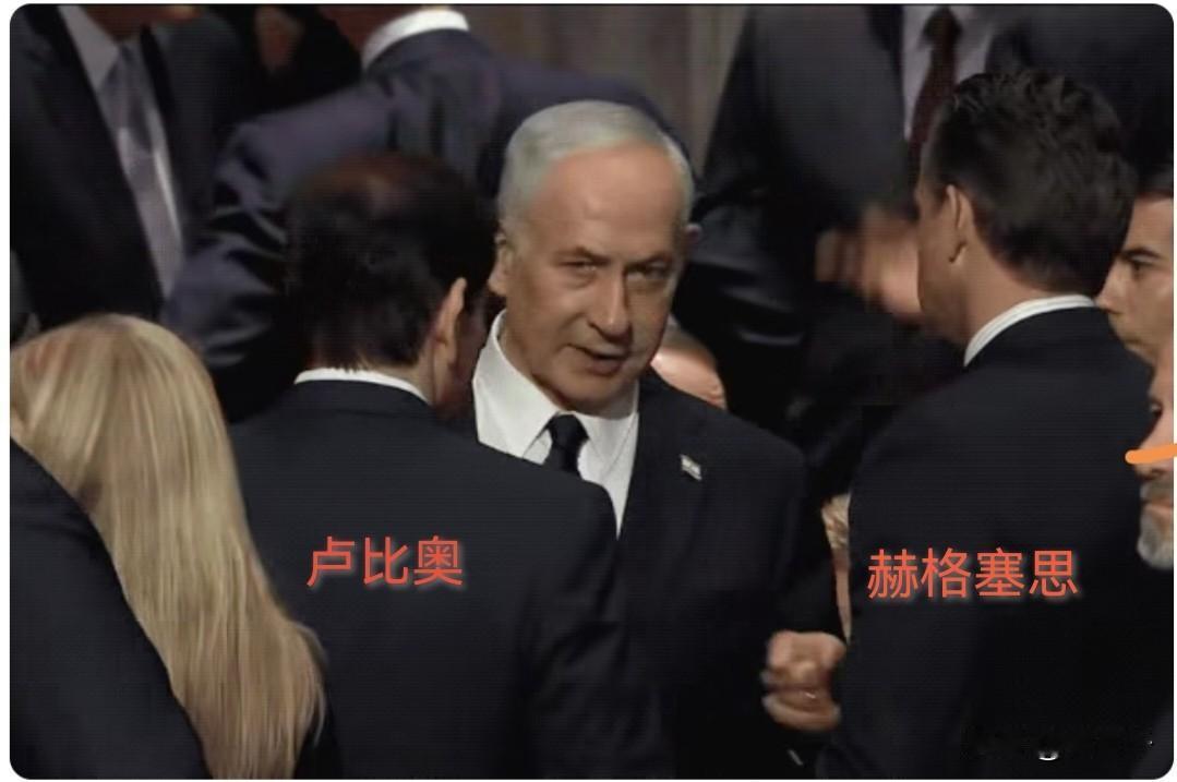 正面对内塔尼亚胡的是美利坚国务卿卢比奥和防长赫格塞思，此时此刻特朗普并不在现场，