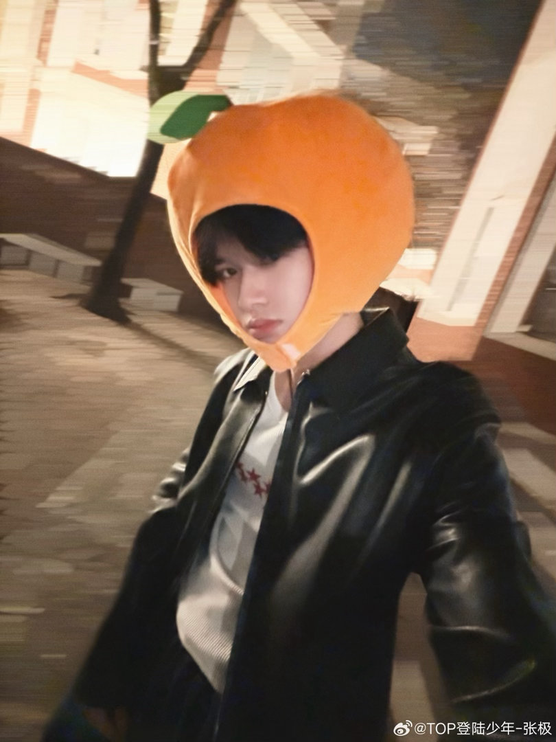张极橘子头套 随便一截都是壁纸！张极戴橘子头套太出片，橘色柔和又亮眼，整个人温柔