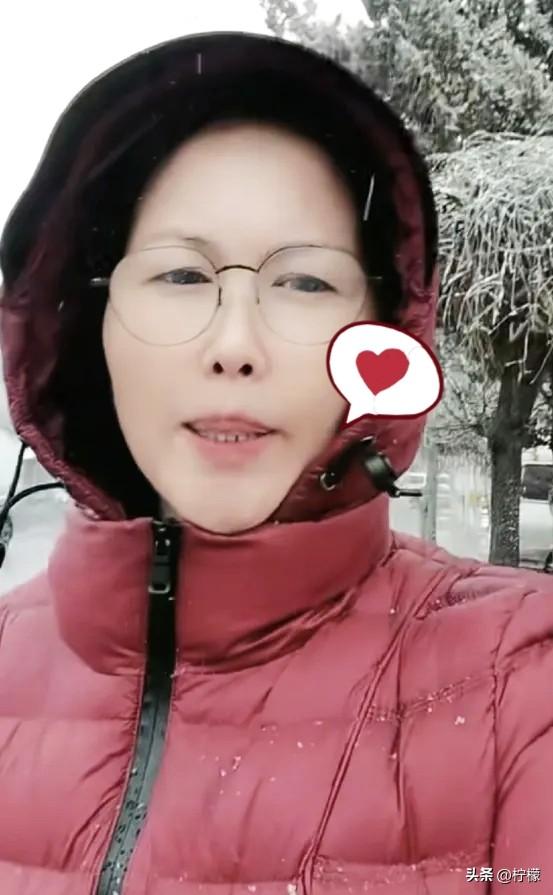 别信什么“情同家人”。
年薪30万的金牌阿姨，说“没岗”就没岗了。
材料交了两轮