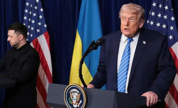 特朗普在海湖庄园见泽连斯基，催促乌克兰抓紧谈和。他警告说，现在丢的地盘还能控制一