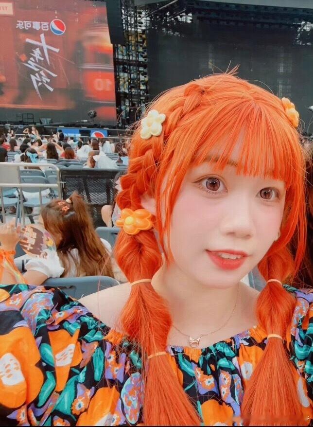从来没有想过是这样的见面，第一次见你是小凯演唱会，你和朋友站在一起，我因为害羞没
