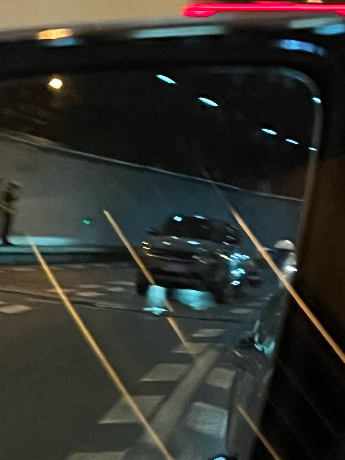 百闻不如一见以前老听说某品牌开着开着趴窝的，今天真碰见了。挺新的车。就撂路上了。