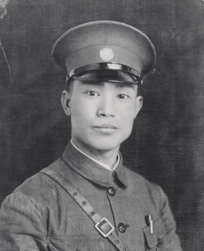 1925年，陈诚回家奔丧。7年不见的妻子，想与他同房。不料，刚到床上，就被他一脚