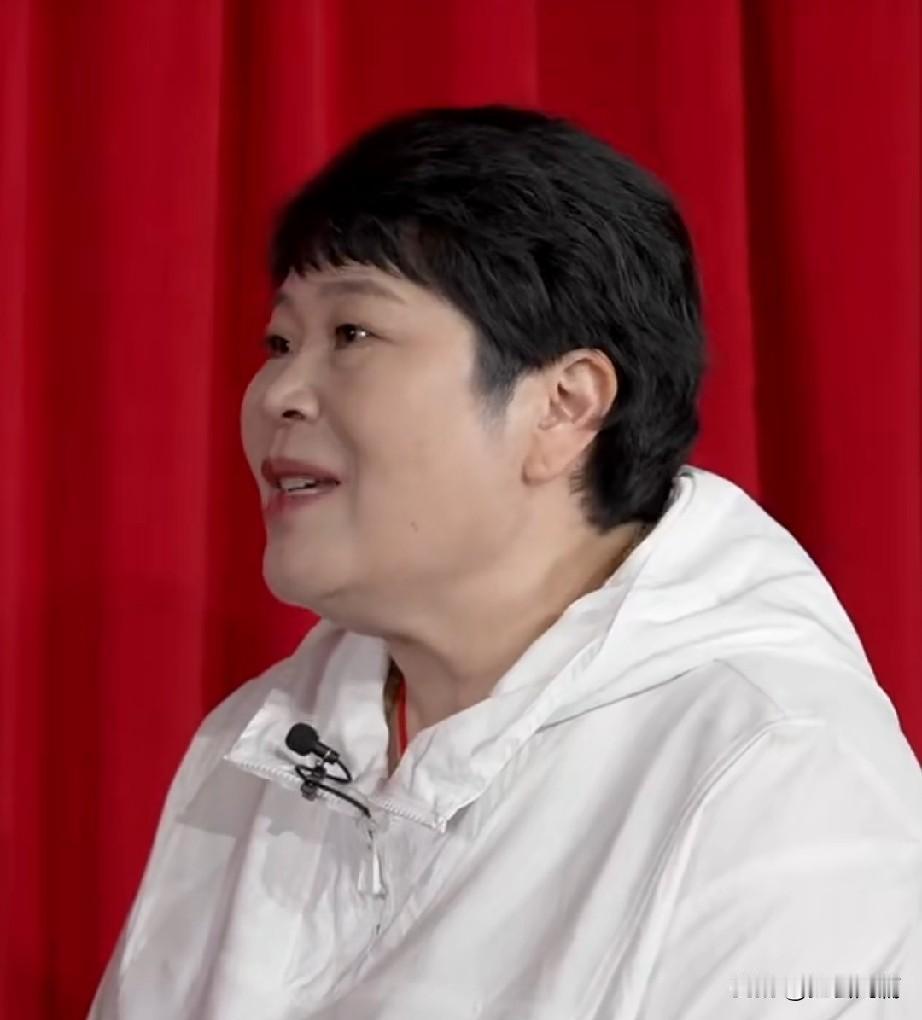 房主任说自从她出名以后，回到村里，大家对她的态度就变了。
因为没有住在家里，而是