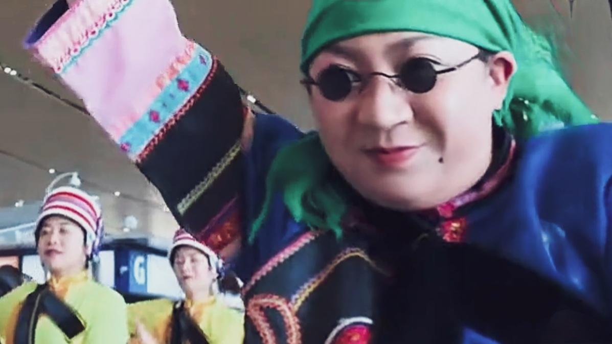 🔥起猛了！昆明长水机场变露天舞池，跟着“阿桂婶”沉浸式学打跳！彝族大三弦一响，