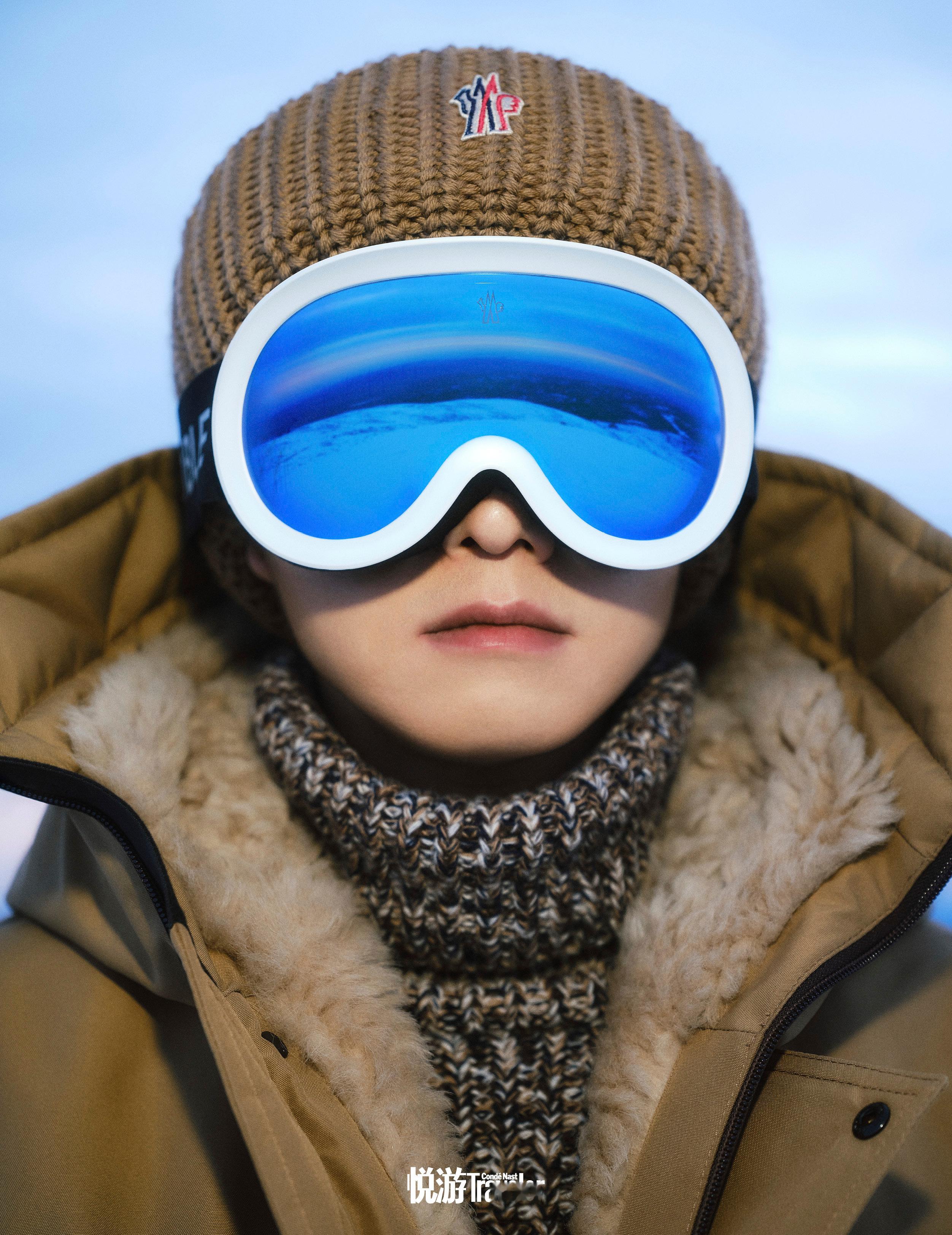 魏大勋《悦游》2025年闭年刊封面大片正式发布，美丽的秋冬可可托海和帅气的大勋花