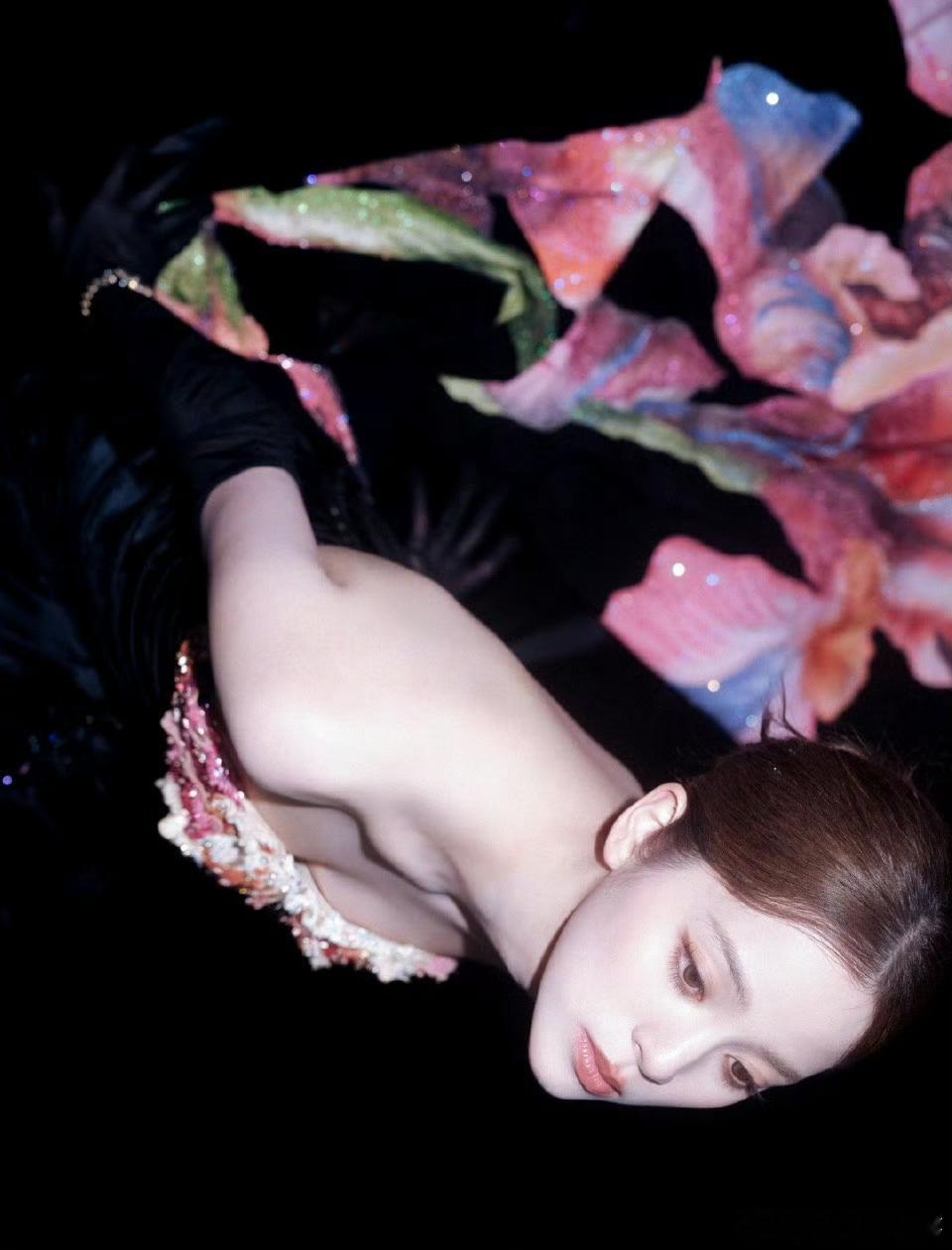 欧阳娜娜最后一套也是高定这一套穿搭直接就是鲨疯了，气质感拿捏死死滴，气质十足散发