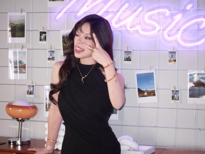 万妮达歪嘴小猫随拍万妮达偶遇好友合照可爱又飒的万妮达上线，自称歪嘴小猫，线下偶遇