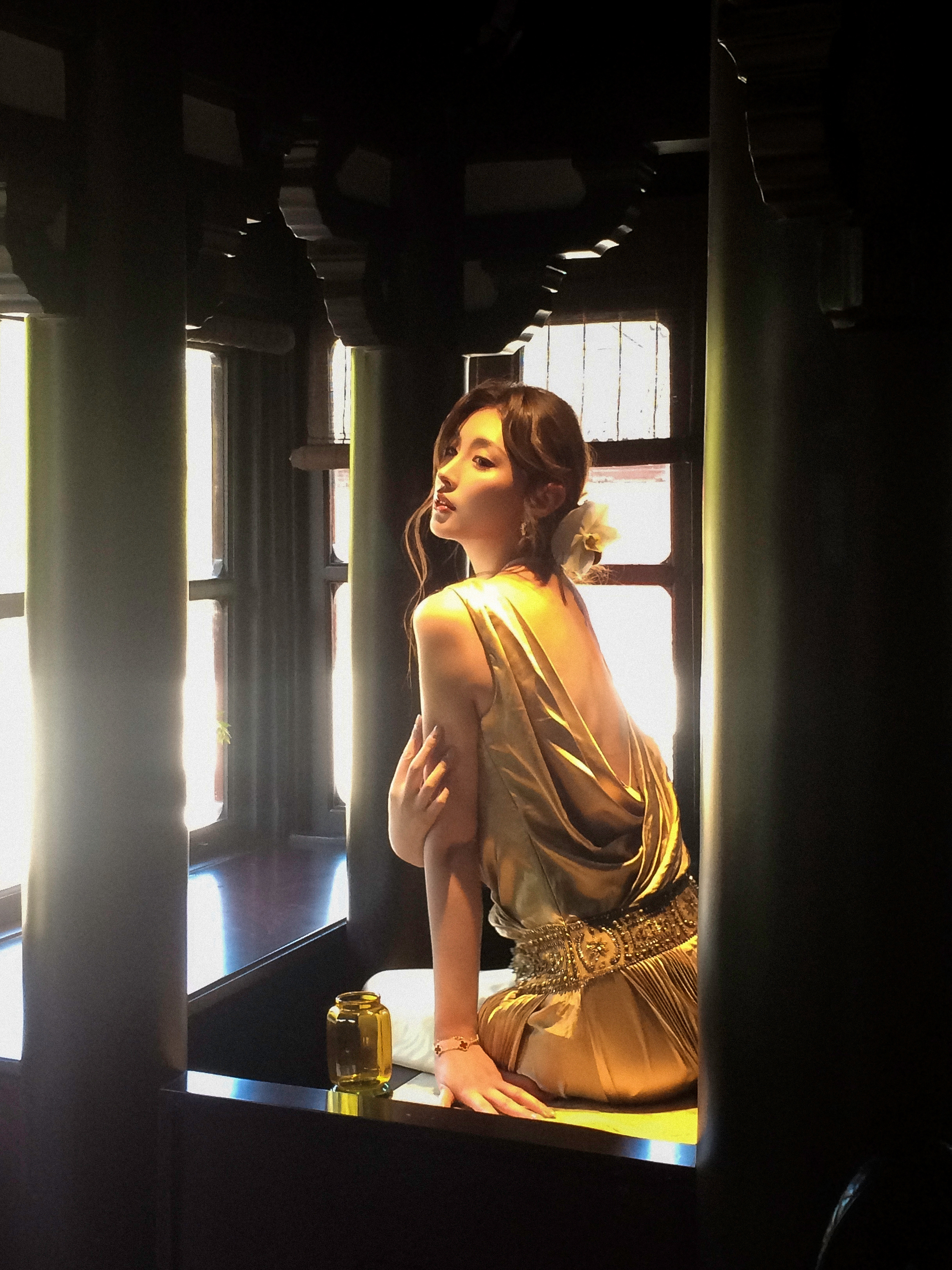 恍如眼神里交织万般宿命 