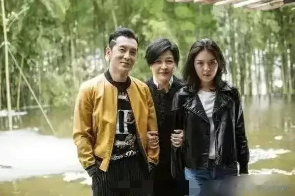 如果李咏活着就好了，可以看到自己的女儿大学毕业了！

哈文和李咏的女儿在哥大毕业