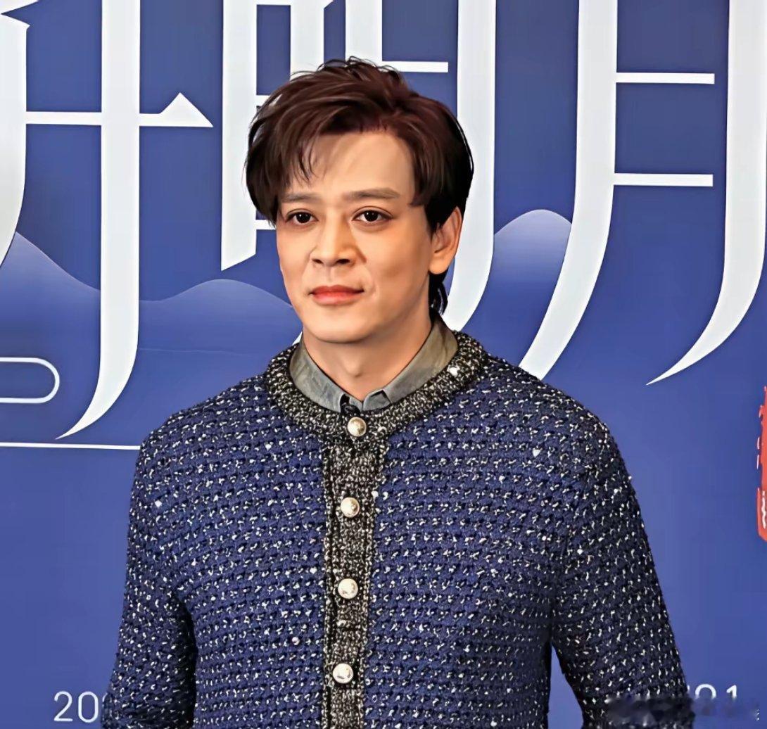 大湾区文艺晚会上的陈晓东居然撞脸毛阿敏了！陈晓东今年51岁了，现在的他和以前不太