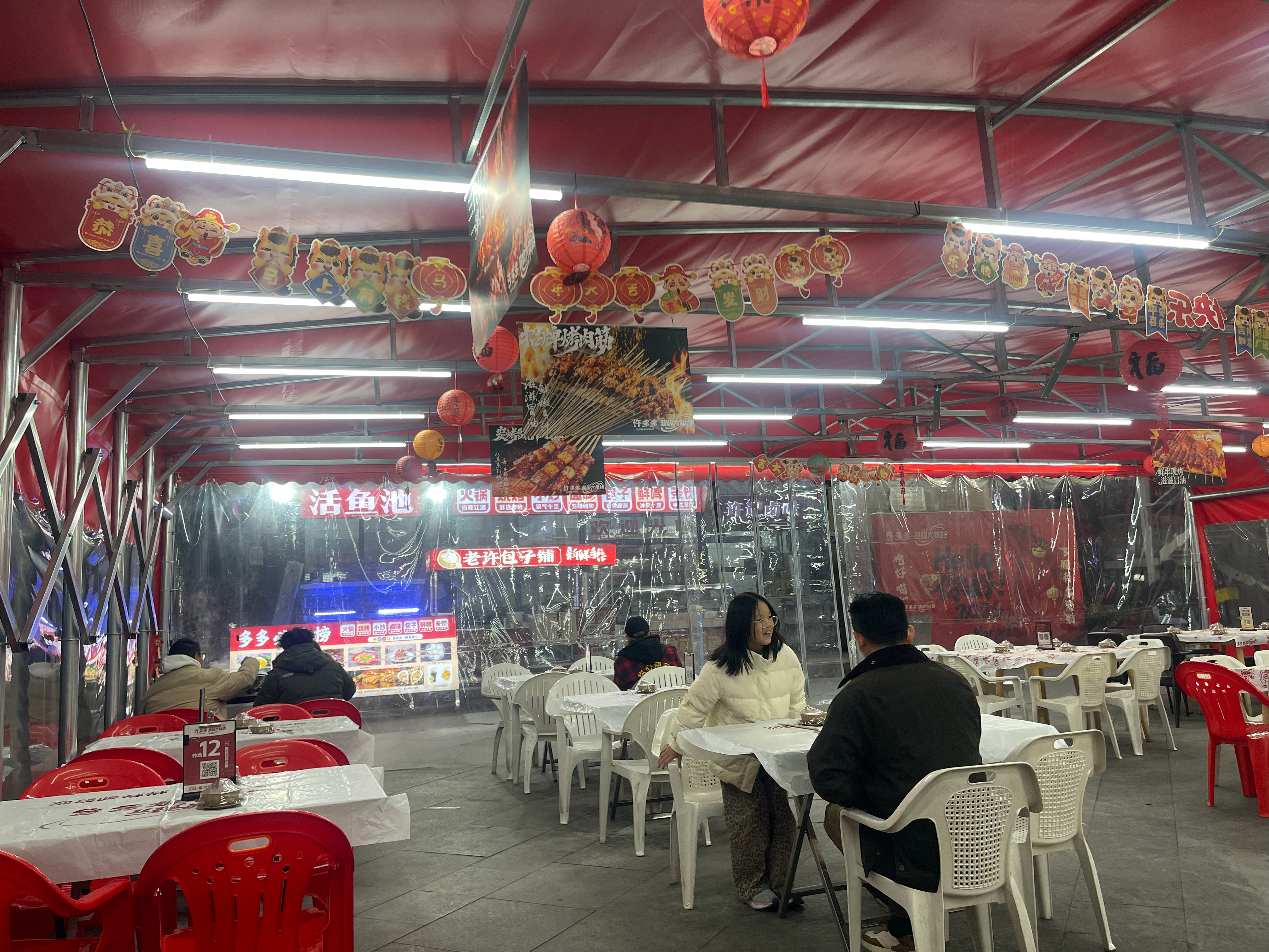 这家鱼火锅味道还不错，在这附近的小伙伴可以过来尝尝火锅 武汉·许多多超级大排档·