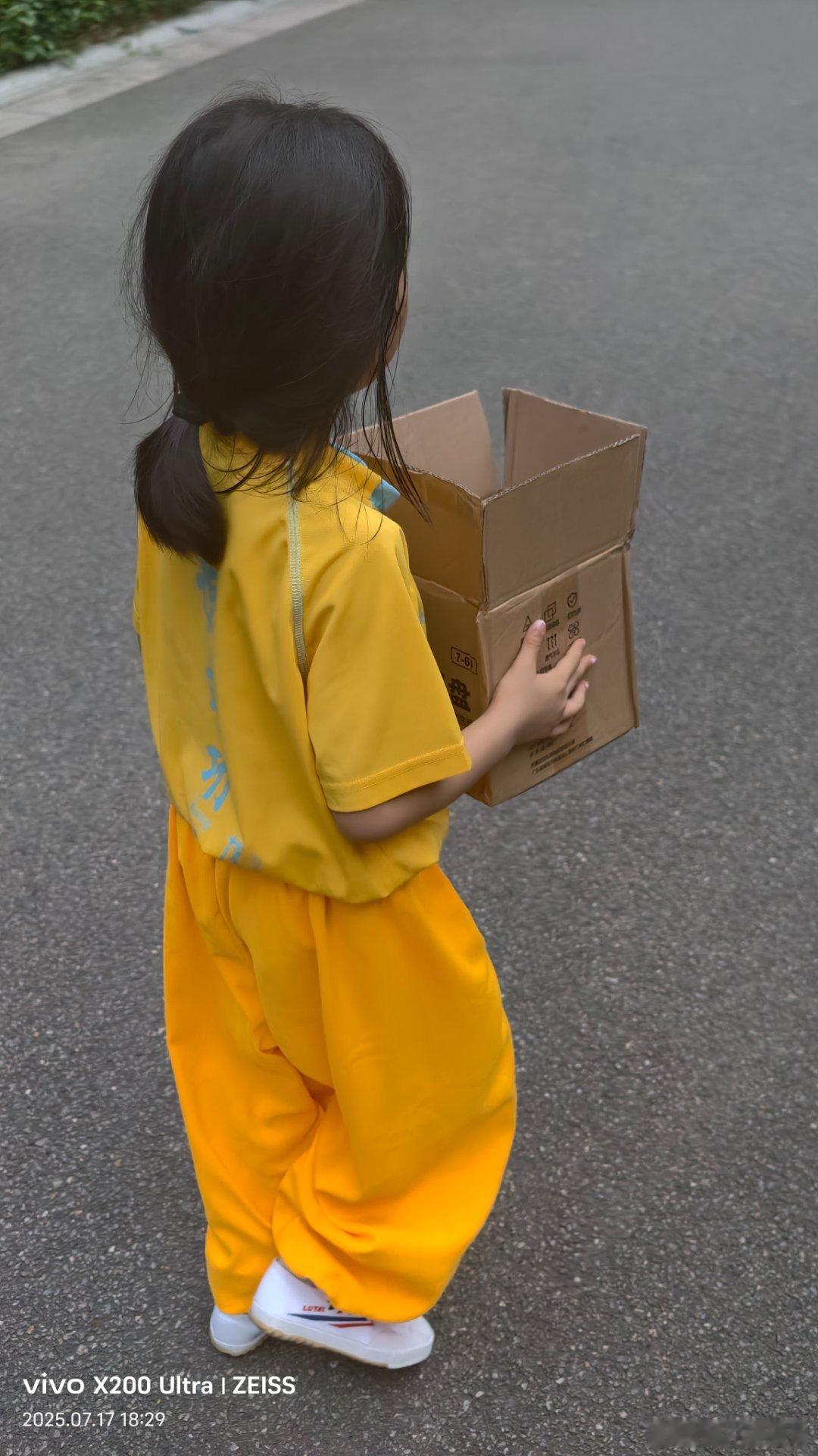 动物保护 女儿小区里看到只小鸟受伤了，想救活她，吭哧吭哧跑回来拿个纸箱想救它。还