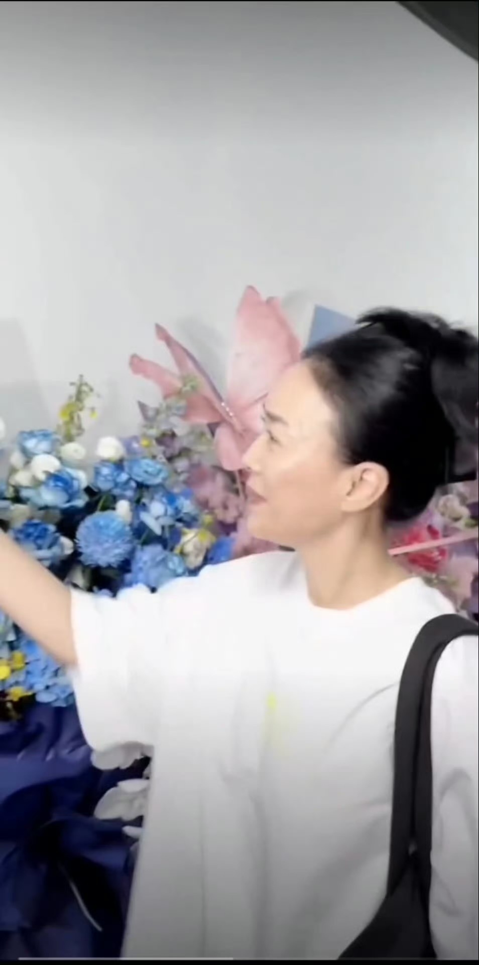 刘宇宁送那英演唱会花篮 刘宇宁为那英演唱会送上花篮，蓝玫瑰氛围感满满，卡片也特别