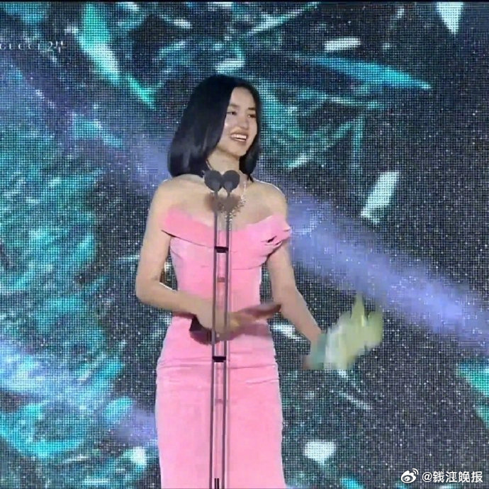 【#金泰梨二封百想视后#】#IU陪跑三次了# 金泰梨凭借《正年》获得第61届百想