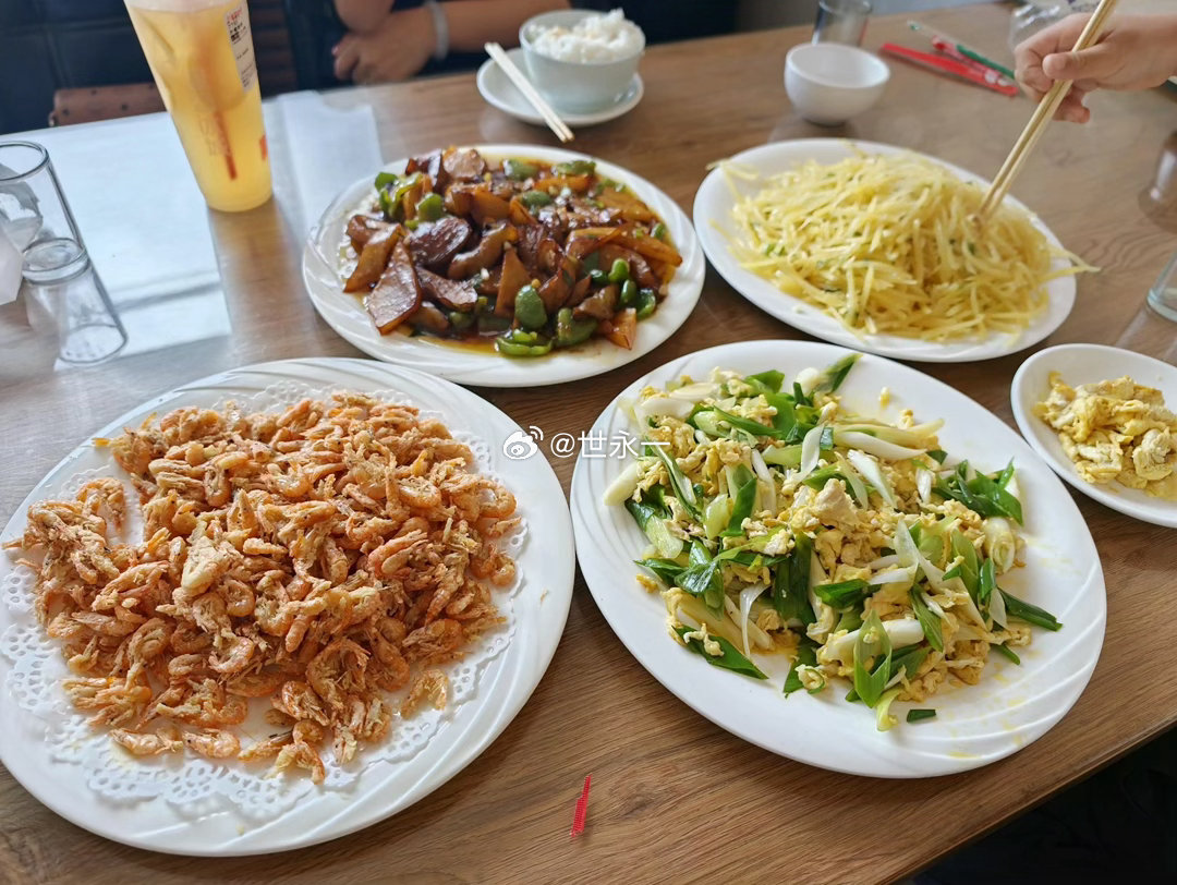 东北菜的分量图一吃饱之前图二吃饱之后 ​​​