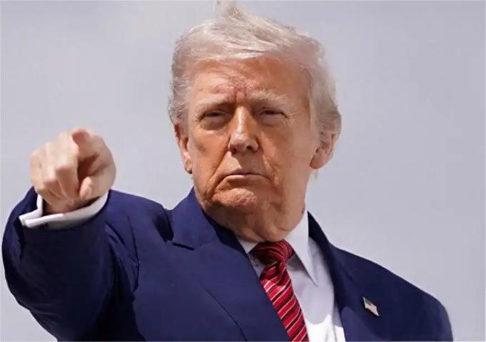 特朗普终于出手了！

与普京多次通话沟通无果后，特朗普对普京的态度大变：不仅批准