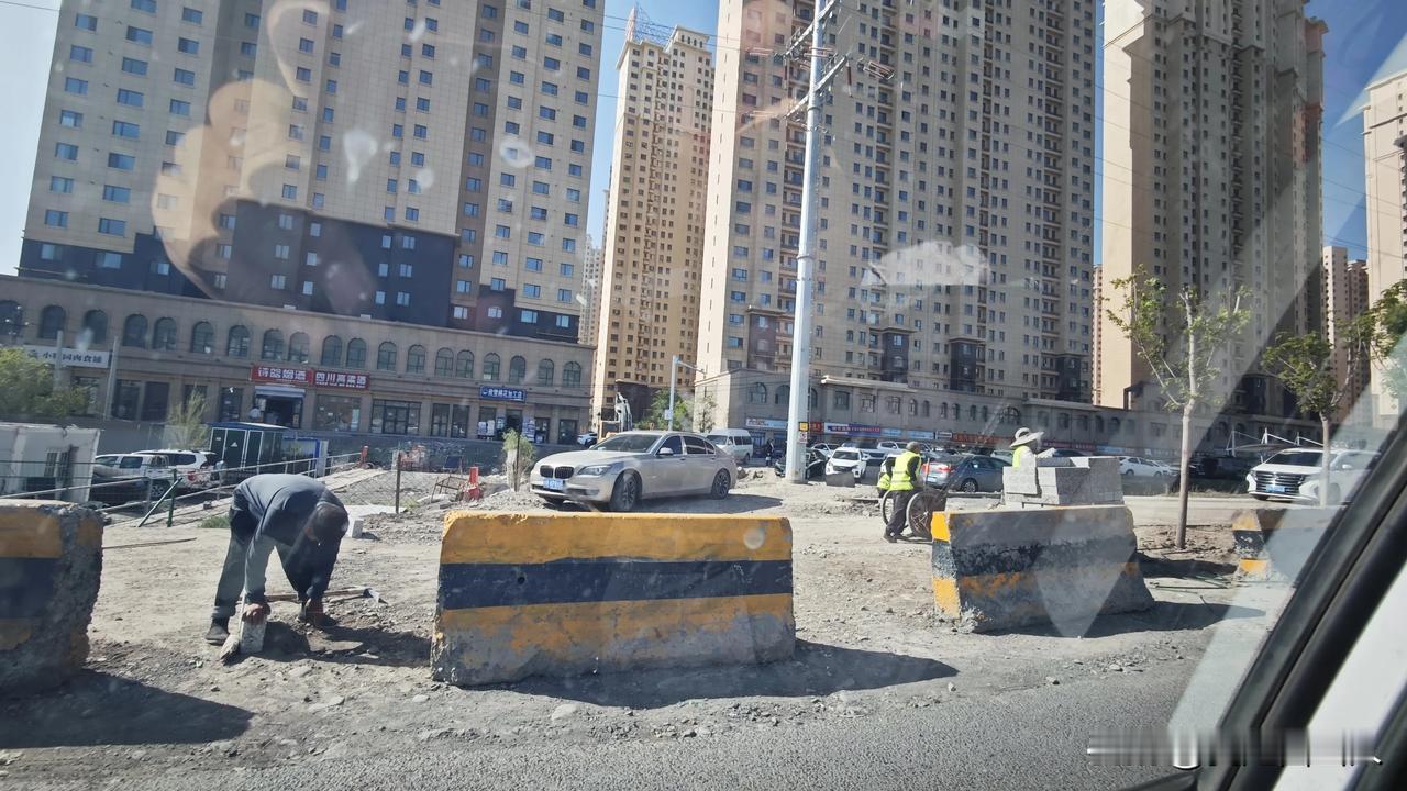 水管站西向东新河湾小区路边人非行道提前施工了！