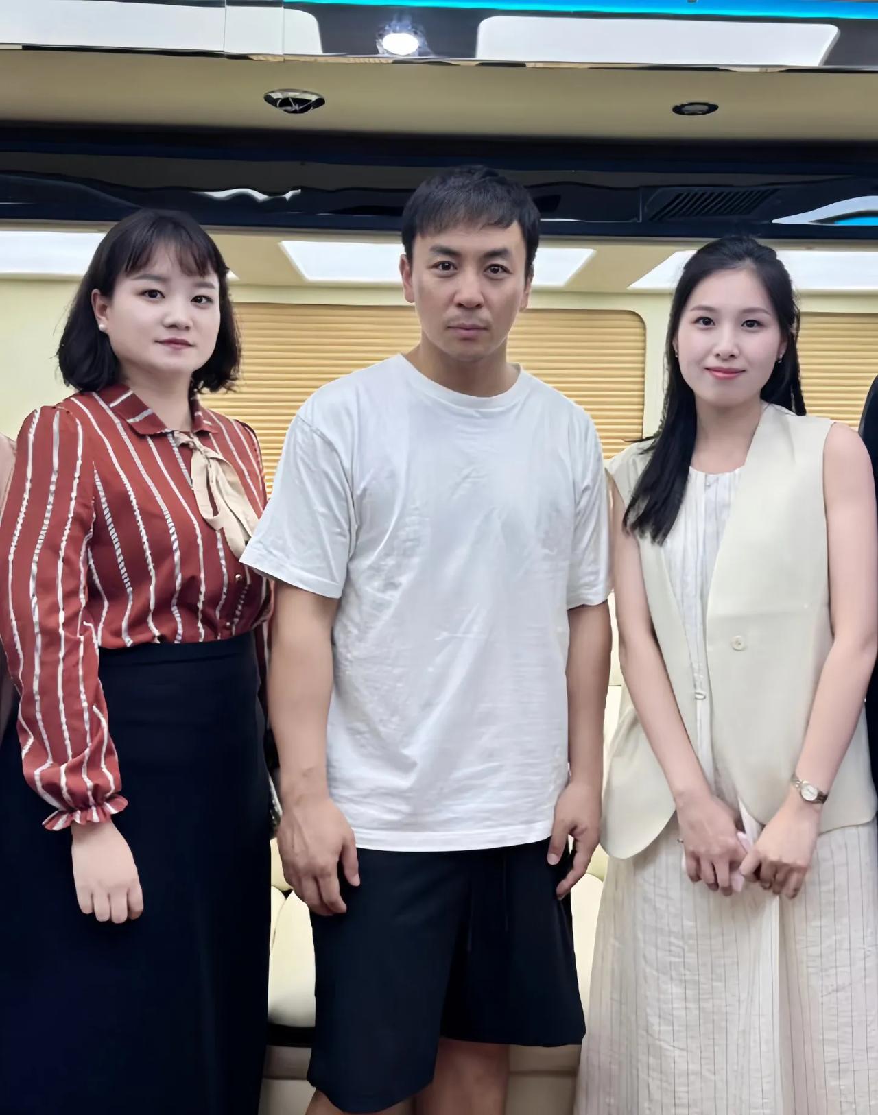 37岁释小龙和朋友聚会，他的状态也太差了，感觉变了一个人，看起来好颓丧，一点精气