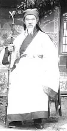 辟谣，照片中根本不是“关中大儒迎革命军，穿起了汉服！” 

牛兆濂生于清，考取受