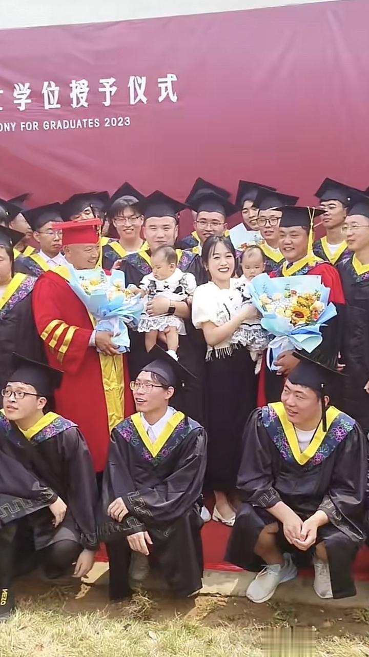 00后毕业生抱双胞胎女儿参与学位授予仪式, 校长当场掏红包当见面礼