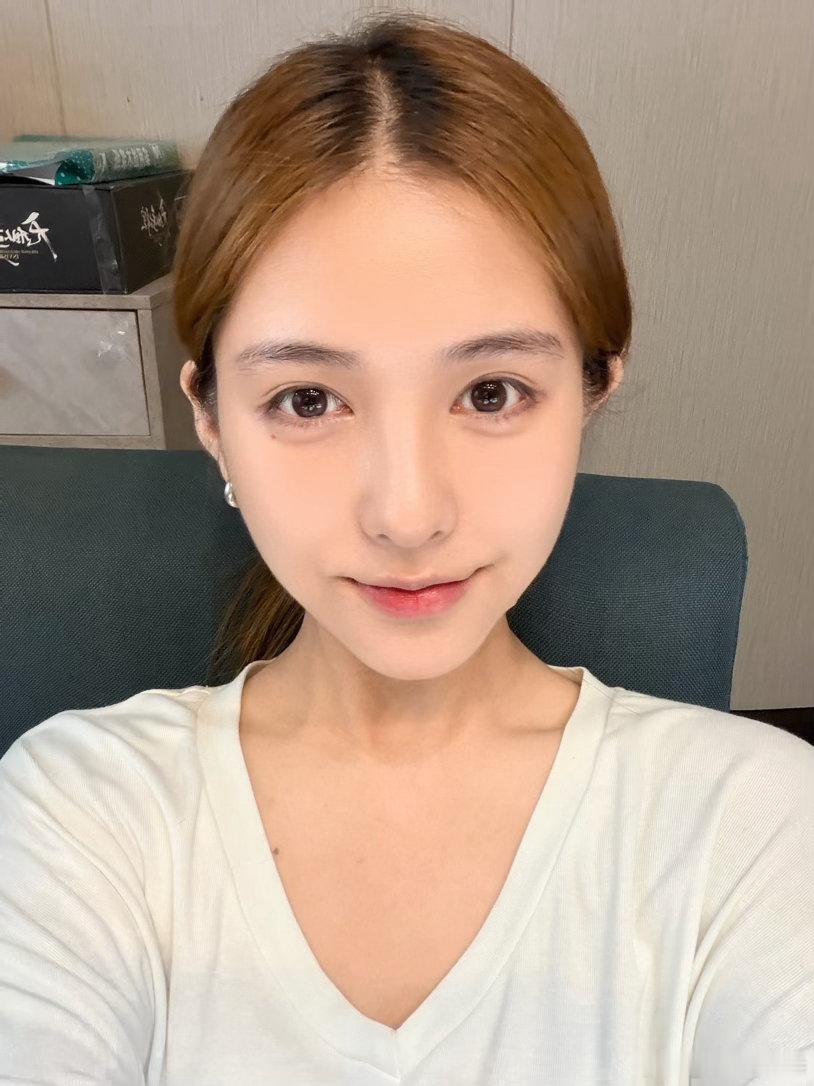 瘦了好多 