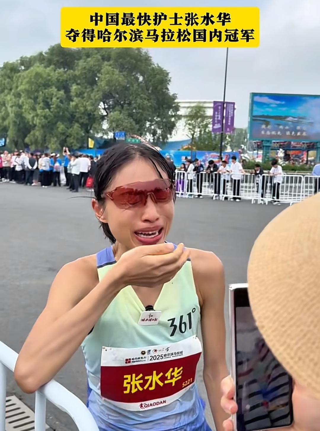 现在最烦恼的绝对是张水华，
她烦的不是得罪了同事，
也不是被全网骂上了热搜，
而