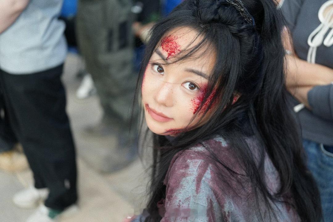 冰湖重生没认出胡意旋看到仲羽的第一眼真的愣住了，这居然是胡意旋？皮肤涂黑、满脸伤